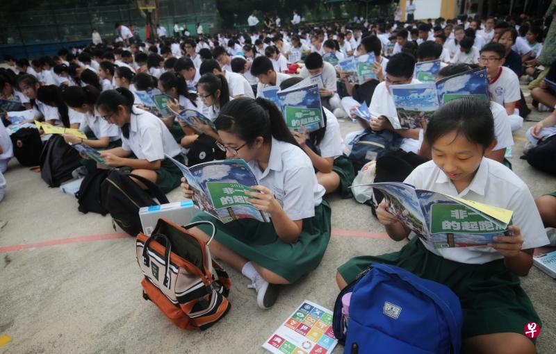 新版《逗号》昨天出版,走入校园,科兰芝中学的学生们收到刊物后纷纷翻阅。(林国明摄) 新版《逗号》昨天出版,走入校园,科兰芝中学的学生们收到刊物后纷纷翻阅。(林国明摄)