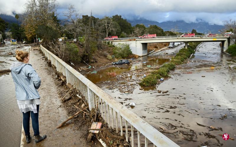 高速公路变泥河冬季风暴横扫美国南加州,导致山泥倾泻,掩埋圣巴巴拉县蒙特西托的这条高速公路,许多住宅区受灾严重,宛如战场。(Getty Images) 高速公路变泥河冬季风暴横扫美国南加州,导致山泥倾泻,掩埋圣巴巴拉县蒙特西托的这条高速公路,许多住宅区受灾严重,宛如战场。(Getty Images)