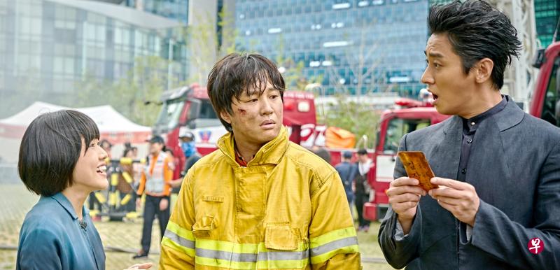金香起(左)演的女助手及朱智勋(右)演的护卫,陪伴车太铉(中)饰演的消防员到七处地狱受审。 金香起(左)演的女助手及朱智勋(右)演的护卫,陪伴车太铉(中)饰演的消防员到七处地狱受审。