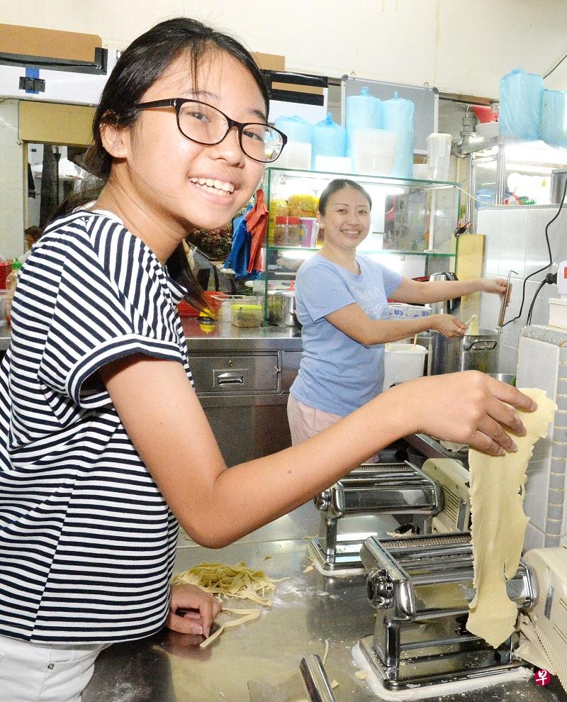 梁宝仪的女儿十分乖巧,会到摊位帮忙。(档案照) 梁宝仪的女儿十分乖巧,会到摊位帮忙。(档案照)