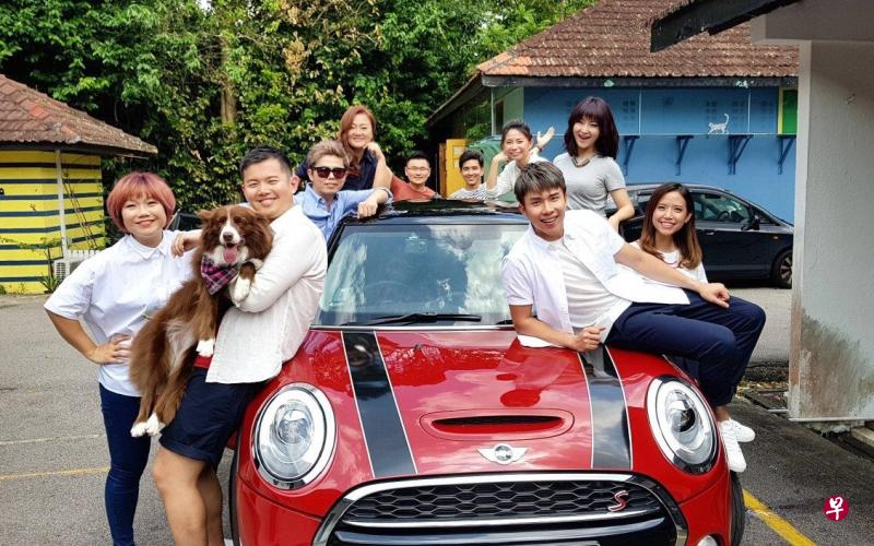 UFM100.3全体DJ日前拉队到Sunny Heights宠物狗日间托管中心,拍摄农历新年歌《I旺U》的MV。(UFM100.3提供) UFM100.3全体DJ日前拉队到Sunny Heights宠物狗日间托管中心,拍摄农历新年歌《I旺U》的MV。(UFM100.3提供)