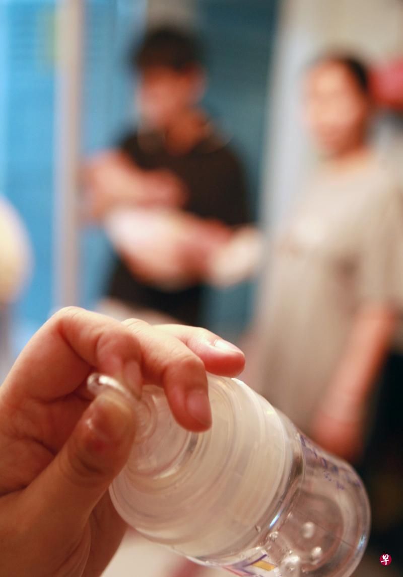 让幼童用奶瓶喝奶粉泡的牛奶,会增加蛀牙的风险。(档案照) 让幼童用奶瓶喝奶粉泡的牛奶,会增加蛀牙的风险。(档案照)