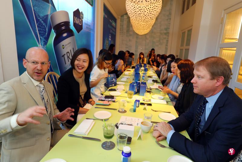 美国科学家Charles Brenner博士(左一)和美国抗衰老研发公司ChromaDex总裁Frank Jaksch(右一),来新推介营养保健品Tru Niagen。左二为Watsons营运总监刘丽萍。(陈来福摄) 美国科学家Charles Brenner博士(左一)和美国抗衰老研发公司ChromaDex总裁Frank Jaksch(右一),来新推介营养保健品Tru Niagen。左二为Watsons营运总监刘丽萍。(陈来福摄)