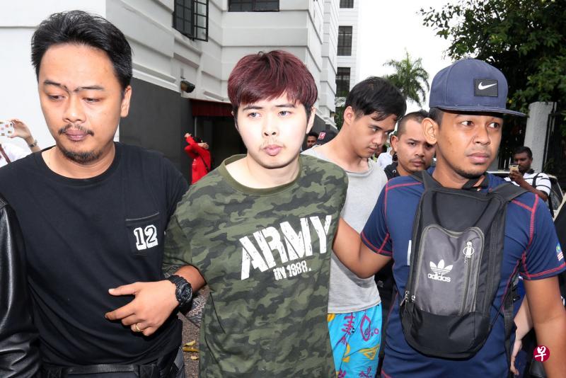 新山油站命案两名被告叶家豪(左一)和颜家吉(后方灰衣者)昨天面控后被押离法庭时,神情淡定。(东方日报) 新山油站命案两名被告叶家豪(左一)和颜家吉(后方灰衣者)昨天面控后被押离法庭时,神情淡定。(东方日报)