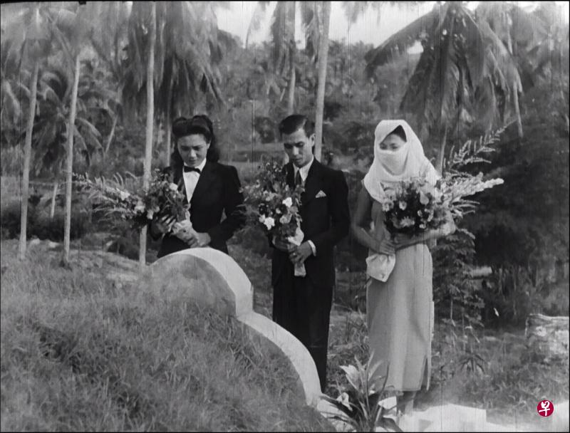 战后由华南女导演尹海灵在本地拍摄的《海外征魂》,内容反映当时的一些华侨青年,必须在留守南洋或回中国抗日之间做抉择。经过修复的电影下周四晚在国家博物馆免费放映。(中国电影资料馆提供) 战后由华南女导演尹海灵在本地拍摄的《海外征魂》,内容反映当时的一些华侨青年,必须在留守南洋或回中国抗日之间做抉择。经过修复的电影下周四晚在国家博物馆免费放映。(中国电影资料馆提供)