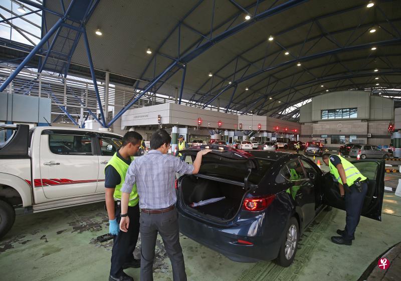 内政部批准让台湾辅警从昨天开始驻守兀兰关卡和大士关卡。图为一般辅警平日在大士关卡执行任务的情景。(档案照片) 内政部批准让台湾辅警从昨天开始驻守兀兰关卡和大士关卡。图为一般辅警平日在大士关卡执行任务的情景。(档案照片)