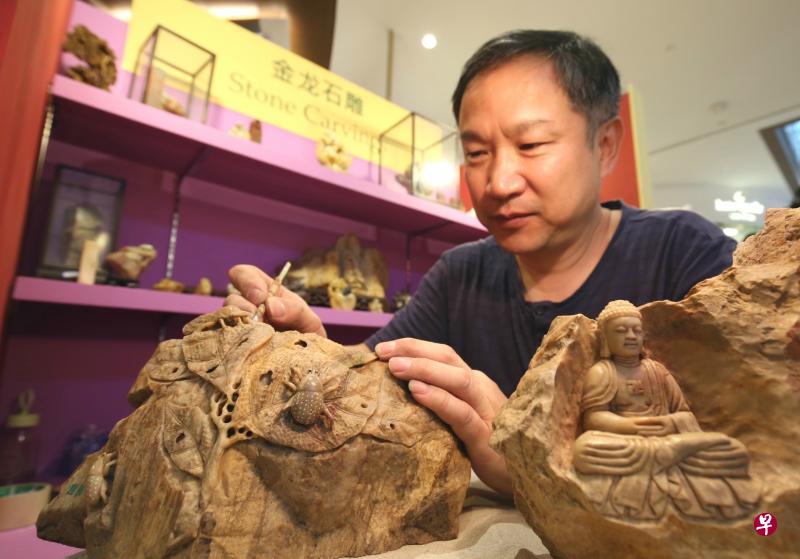 石雕师傅金龙的专长是雕刻佛像,他花了不少时间琢磨佛像的神态。(梁麒麟摄) 石雕师傅金龙的专长是雕刻佛像,他花了不少时间琢磨佛像的神态。(梁麒麟摄)