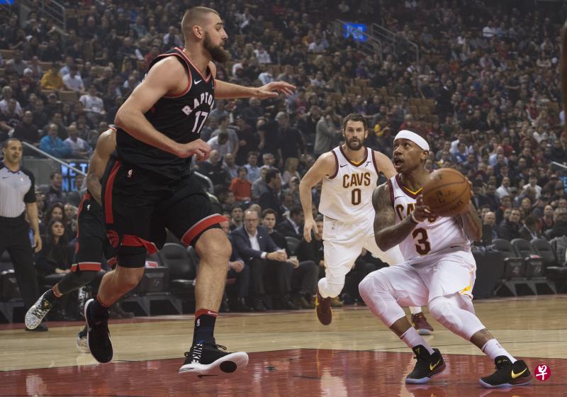 骑士控卫托马斯(3号)身高仅1米75,在长人如林的NBA,他在场上必然是一个巨大的防守漏洞,需要队友帮忙。(今日美国) 骑士控卫托马斯(3号)身高仅1米75,在长人如林的NBA,他在场上必然是一个巨大的防守漏洞,需要队友帮忙。(今日美国)