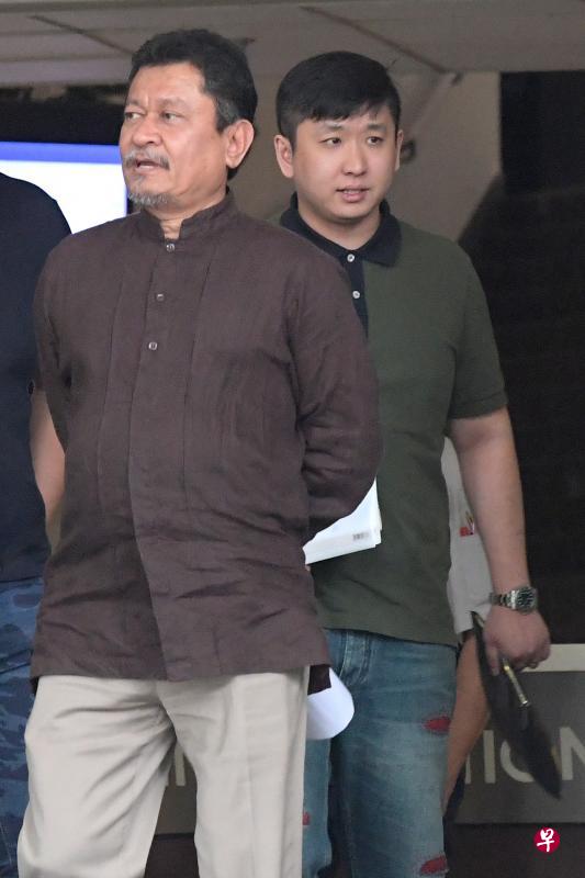 Synnex Trading的公司董事贾晓峰(右)与An-Nahl公司董事阿都纳基比被控,个别面对四项和两项控状。(海峡时报) Synnex Trading的公司董事贾晓峰(右)与An-Nahl公司董事阿都纳基比被控,个别面对四项和两项控状。(海峡时报)