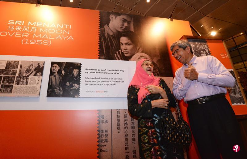 再敦(左)已息影近50年,对当年马来电影鼎盛时期仍记忆犹新。在她旁边的是通讯及新闻部长雅国博士。(朱睿彬摄) 再敦(左)已息影近50年,对当年马来电影鼎盛时期仍记忆犹新。在她旁边的是通讯及新闻部长雅国博士。(朱睿彬摄)