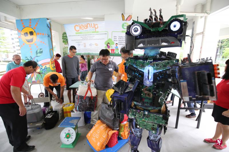 西南社区发展理事会与跨国科技企业惠普(HP)合作,向区内学校收集不再使用的电子产品,同时鼓励居民把电子垃圾放在设于邻里各个角落的电子垃圾回收箱中。(梁麒麟摄) 西南社区发展理事会与跨国科技企业惠普(HP)合作,向区内学校收集不再使用的电子产品,同时鼓励居民把电子垃圾放在设于邻里各个角落的电子垃圾回收箱中。(梁麒麟摄)