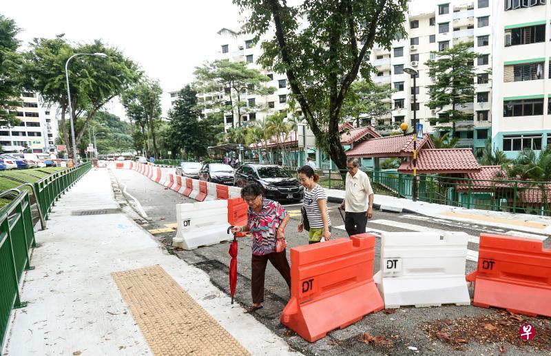 为让年长者更安全过马路,陆交局把联邦通道部分路段从原先的双向交通改为单向通行,并使用路障把一条车道围起来,不让驾车者使用,而开往女皇大道的车辆得绕道而行。(陈斌勤摄) 为让年长者更安全过马路,陆交局把联邦通道部分路段从原先的双向交通改为单向通行,并使用路障把一条车道围起来,不让驾车者使用,而开往女皇大道的车辆得绕道而行。(陈斌勤摄)