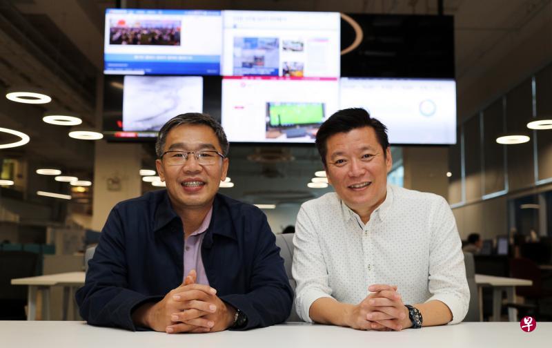 《联合早报》兼《联合晚报》总编辑吴新迪(右)和《新明日报》总编辑朱志伟将在电台96.3好FM早班节目新单元《老总Group Chat》率先登场。(林泽锐摄) 《联合早报》兼《联合晚报》总编辑吴新迪(右)和《新明日报》总编辑朱志伟将在电台96.3好FM早班节目新单元《老总Group Chat》率先登场。(林泽锐摄)