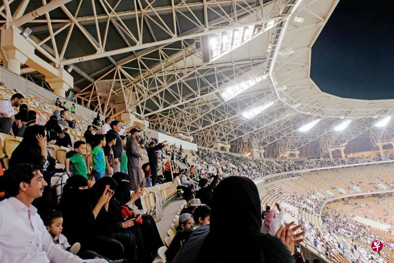 ▲沙特女性球迷身穿传统的黑色罩衫及面纱在吉达体育场的“家庭区”观赛。 小图为一名沙特女子在车展试车。(路透社) ▲沙特女性球迷身穿传统的黑色罩衫及面纱在吉达体育场的“家庭区”观赛。 小图为一名沙特女子在车展试车。(路透社)