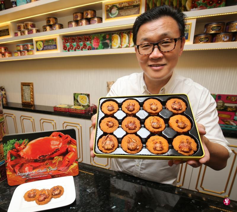 本地食品公司The Cookie Museum创办人陈世钦两年前推出的辣椒螃蟹口味曲奇饼,是今年四个亚细安经济部长会议上分发给各国代表的纪念品之一。(谢智扬摄) 本地食品公司The Cookie Museum创办人陈世钦两年前推出的辣椒螃蟹口味曲奇饼,是今年四个亚细安经济部长会议上分发给各国代表的纪念品之一。(谢智扬摄)
