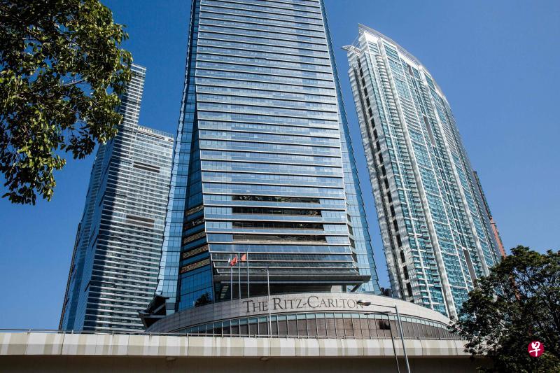 香港丽思卡尔顿酒店位于环球贸易广场(ICC)最高的15层楼,即102楼至118楼,是全球最高的五星级酒店,俯瞰维多利亚港。(法新社) 香港丽思卡尔顿酒店位于环球贸易广场(ICC)最高的15层楼,即102楼至118楼,是全球最高的五星级酒店,俯瞰维多利亚港。(法新社)