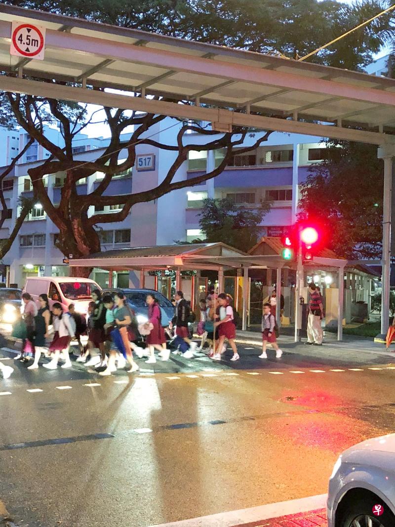 人行道修改后,不少学生受益。 (陆交局提供) 人行道修改后,不少学生受益。 (陆交局提供)