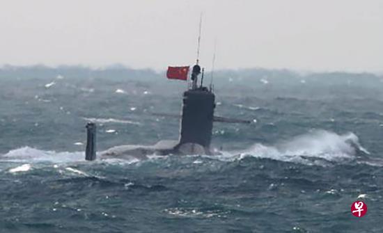 隶属中国海军的核潜艇上周四(11日)驶入钓鱼岛附近水域,上周五(12日)下午在东海的国际水域浮出水面,并高挂中国国旗五星红旗。(新浪军事) 隶属中国海军的核潜艇上周四(11日)驶入钓鱼岛附近水域,上周五(12日)下午在东海的国际水域浮出水面,并高挂中国国旗五星红旗。(新浪军事)