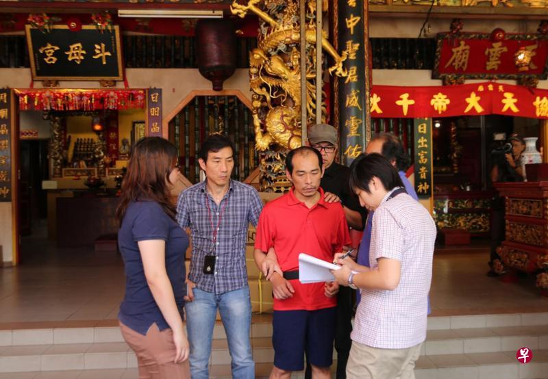 卢传烈(右二红衣者)前年案发后被警方带回现场,叙述误杀外号“老鸭”的庙祝陈宝发经过。(档案照片) 卢传烈(右二红衣者)前年案发后被警方带回现场,叙述误杀外号“老鸭”的庙祝陈宝发经过。(档案照片)