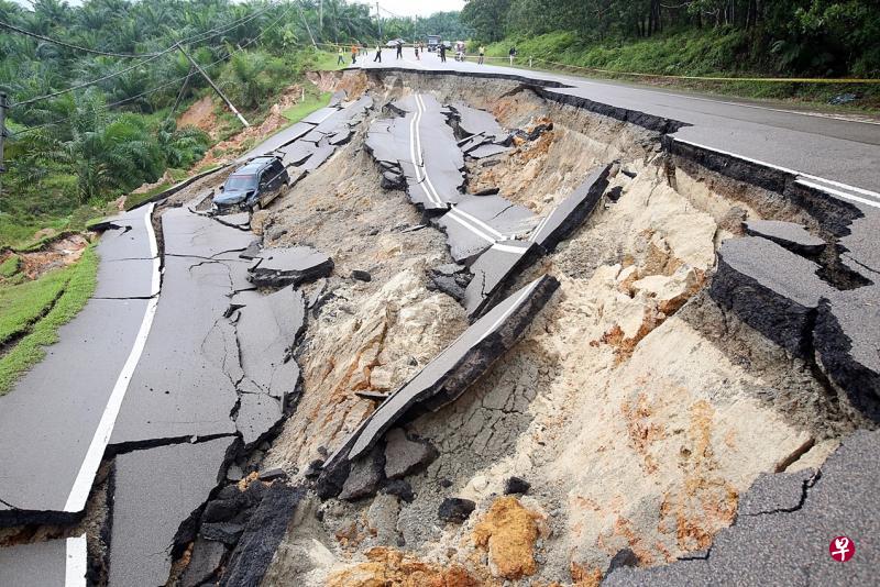 柔佛三板头往丰盛港路段昨天凌晨突然崩塌,一辆闪避不及的车子及车内三人也连人带车陷入裂缝。(星洲日报) 柔佛三板头往丰盛港路段昨天凌晨突然崩塌,一辆闪避不及的车子及车内三人也连人带车陷入裂缝。(星洲日报)