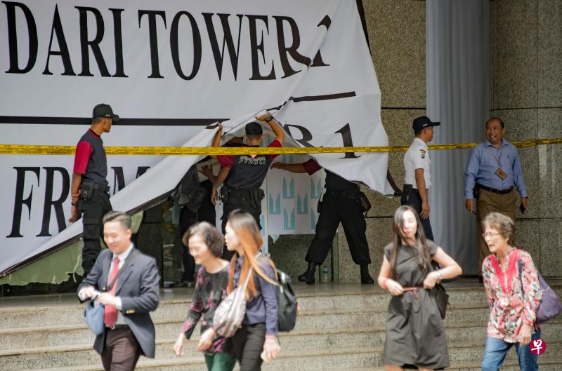 雅加达证交所大楼内一处夹楼层昨天午餐时间过后不久倒塌,造成73人受伤,幸好无人身亡。(法新社) 雅加达证交所大楼内一处夹楼层昨天午餐时间过后不久倒塌,造成73人受伤,幸好无人身亡。(法新社)