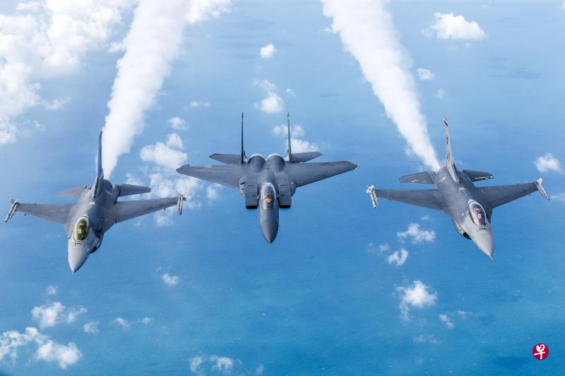 新加坡空军部队今年庆祝成立50周年,下来八个月内将通过八场活动让公众一睹空军先进装备和精湛的空中表演。(梁伟康摄) 新加坡空军部队今年庆祝成立50周年,下来八个月内将通过八场活动让公众一睹空军先进装备和精湛的空中表演。(梁伟康摄)