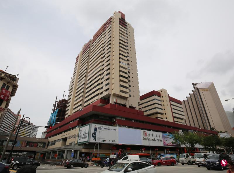 珍珠大厦建于上世纪70年代，这里聚集众多旅行社和小商贩，是本地老一代华人和新移民最熟悉的购物中心之一。（梁麒麟摄）