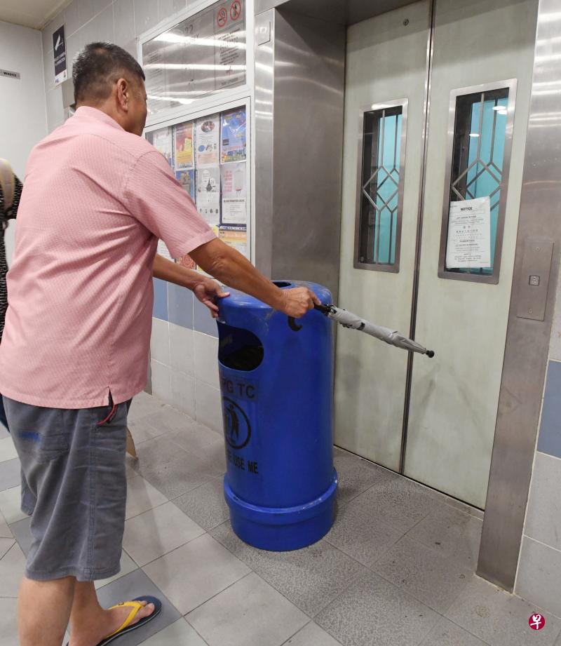 陈天富为了阻止其他居民使用故障电梯,把垃圾桶搬到电梯门前。(蔡振鸿 摄) 陈天富为了阻止其他居民使用故障电梯,把垃圾桶搬到电梯门前。(蔡振鸿 摄)