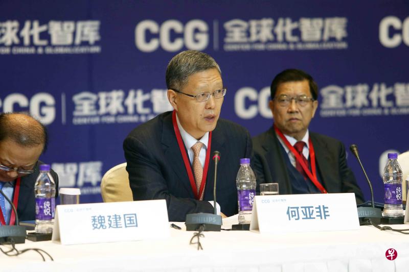 何亚非在昨天的发言中表示,一带一路和构建人类命运共同体理念等全球治理新想法,虽然已被多数人所接受,但仍有部分国家在干扰和抗拒。(网络图) 何亚非在昨天的发言中表示,一带一路和构建人类命运共同体理念等全球治理新想法,虽然已被多数人所接受,但仍有部分国家在干扰和抗拒。(网络图)