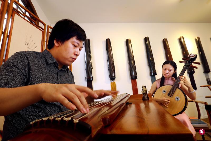 钟之岳(左)与韩颖夫妻俩,一个古琴一个阮,一唱一和。(陈来福摄) 钟之岳(左)与韩颖夫妻俩,一个古琴一个阮,一唱一和。(陈来福摄)