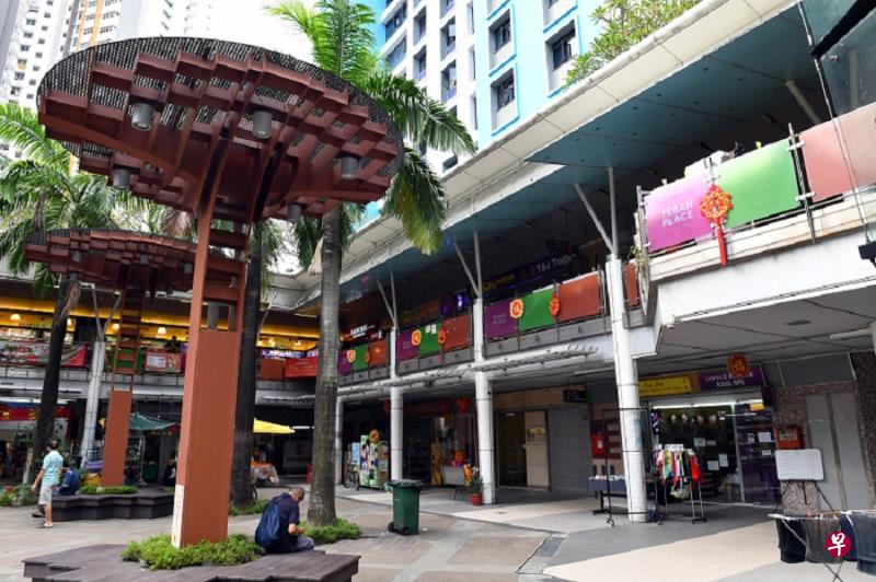 两层楼的 德曼坊有九 家理发店, 竞争激烈。 两层楼的 德曼坊有九 家理发店, 竞争激烈。