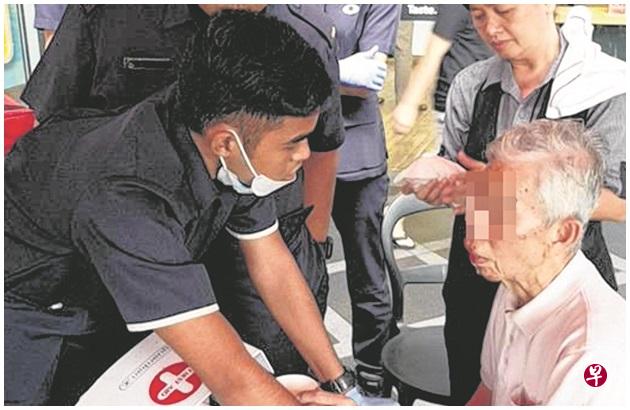 民防员为老汉治疗。(受访者提供) 民防员为老汉治疗。(受访者提供)