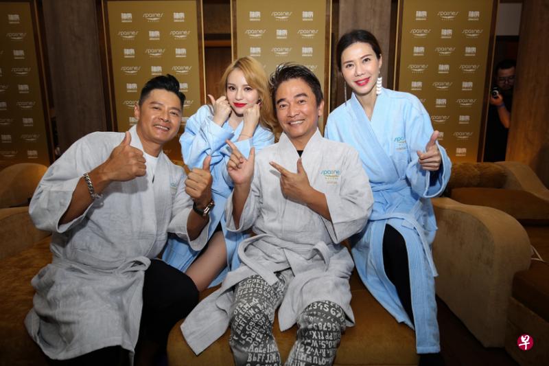(左起)李南星、台湾女艺人陈斯亚、吴宗宪和宋怡霏,为代言活动穿浴袍亮相。(龙国雄摄) (左起)李南星、台湾女艺人陈斯亚、吴宗宪和宋怡霏,为代言活动穿浴袍亮相。(龙国雄摄)