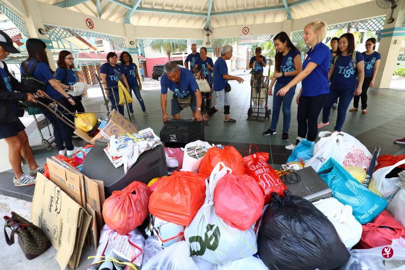 短短一个半小时左右,不少居民将报纸、电视机等旧物交给加龙古尼分类。(陈来福摄) 短短一个半小时左右,不少居民将报纸、电视机等旧物交给加龙古尼分类。(陈来福摄)