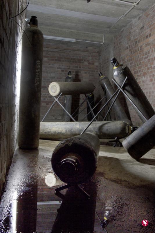 郑银莹的装置《依然,呼吸》将一堆空的氧气罐搬到防空壕来,注入空气。(庄志伟提供) 郑银莹的装置《依然,呼吸》将一堆空的氧气罐搬到防空壕来,注入空气。(庄志伟提供)