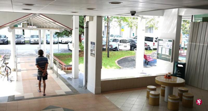 阿公前天早上在后港一带组屋底层,声称被阿窿捅伤,惊动警方到场调查。(庄耿闻摄 ) 阿公前天早上在后港一带组屋底层,声称被阿窿捅伤,惊动警方到场调查。(庄耿闻摄 )