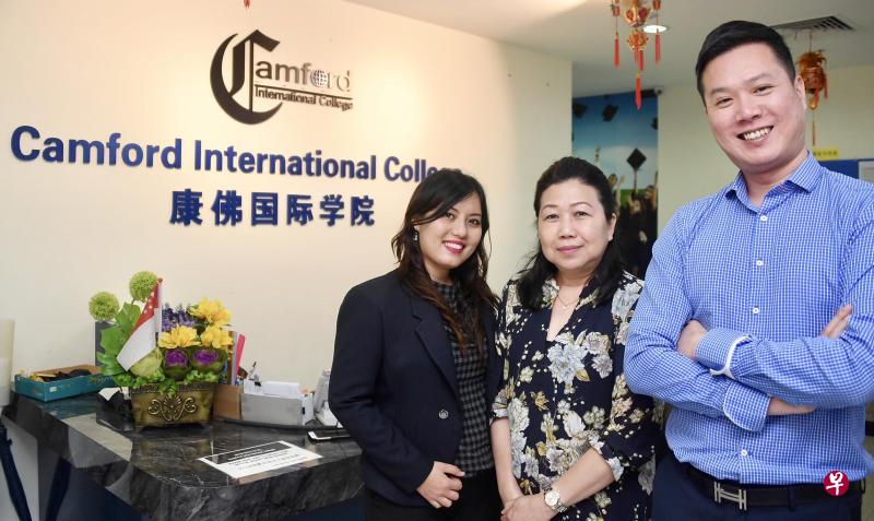 谢喜贞和两名合伙人李珠清(中)和王德源(右)一同掌管私校康佛国际学院。(曾美玲 摄影) 谢喜贞和两名合伙人李珠清(中)和王德源(右)一同掌管私校康佛国际学院。(曾美玲 摄影)