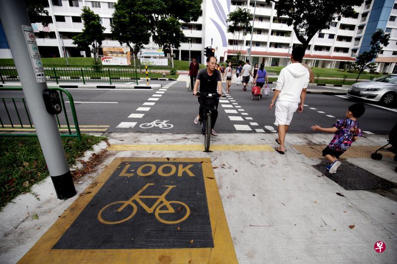 建设勿洛脚踏车道网络时,陆交局在一些交通灯路口加设专用道,区分过马路的行人和骑士,以期塑造更利于脚踏车骑士和个人代步工具使用者的环境。(陈渊庄摄) 建设勿洛脚踏车道网络时,陆交局在一些交通灯路口加设专用道,区分过马路的行人和骑士,以期塑造更利于脚踏车骑士和个人代步工具使用者的环境。(陈渊庄摄)