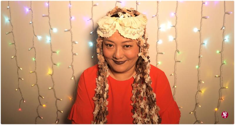 叶丽梅以星座神婆“叶旺旺”登场,以轻松、搞笑的方式分析12星座运程。(UFM100.3提供) 叶丽梅以星座神婆“叶旺旺”登场,以轻松、搞笑的方式分析12星座运程。(UFM100.3提供)