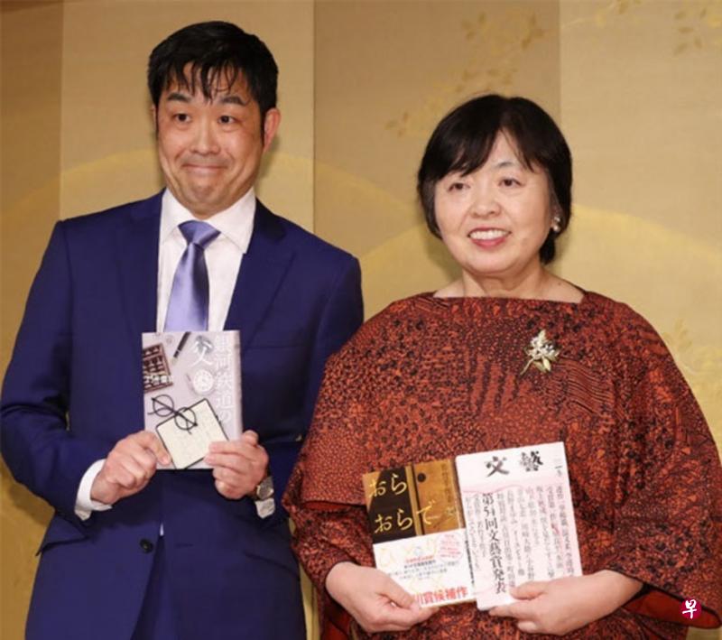若竹千佐子(右)获得芥川奖,门井庆喜则获直木奖。(互联网) 若竹千佐子(右)获得芥川奖,门井庆喜则获直木奖。(互联网)
