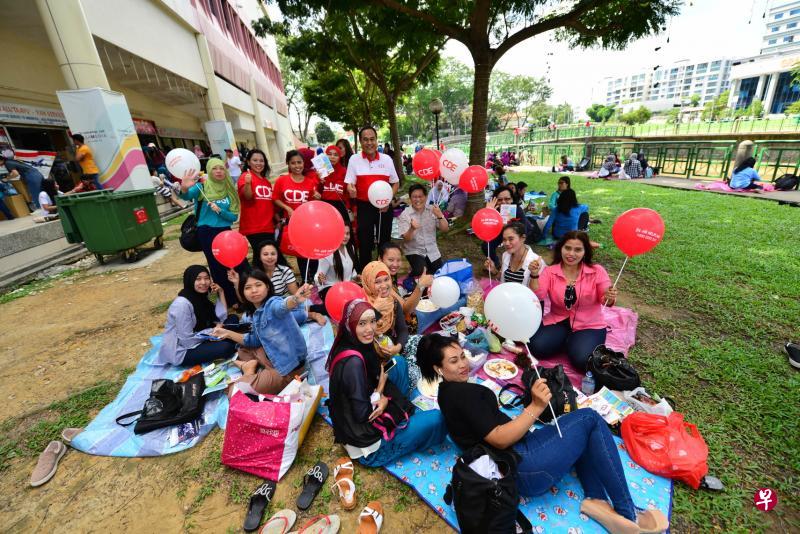 家庭佣工中心(CDE)昨天庆祝成立两周年纪念,图为位于城市购物中心(City Plaza)的庆祝活动。(家庭佣工中心提供) 家庭佣工中心(CDE)昨天庆祝成立两周年纪念,图为位于城市购物中心(City Plaza)的庆祝活动。(家庭佣工中心提供)