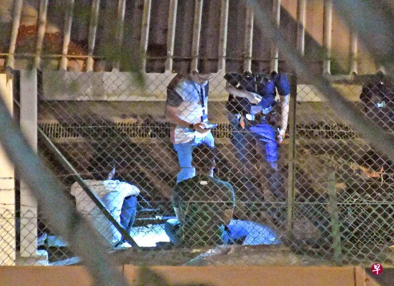 四名青年蹲坐在学校内,接受警方问话。(蔡振鸿 摄影) 四名青年蹲坐在学校内,接受警方问话。(蔡振鸿 摄影)