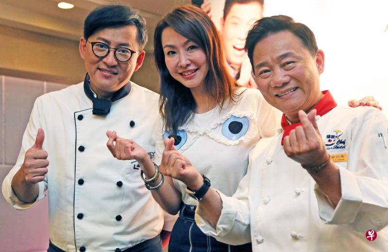 詹姆士(左)和阿基师(右)都赞郭舒贤学厨上手快。 詹姆士(左)和阿基师(右)都赞郭舒贤学厨上手快。