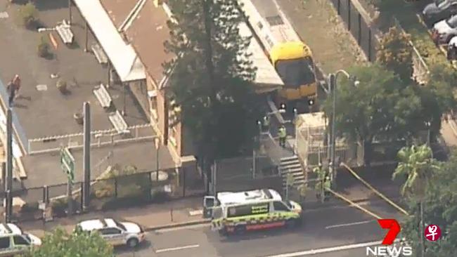 电视画面显示,撞上缓冲器的火车仍直立在轨道上。(互联网) 电视画面显示,撞上缓冲器的火车仍直立在轨道上。(互联网)