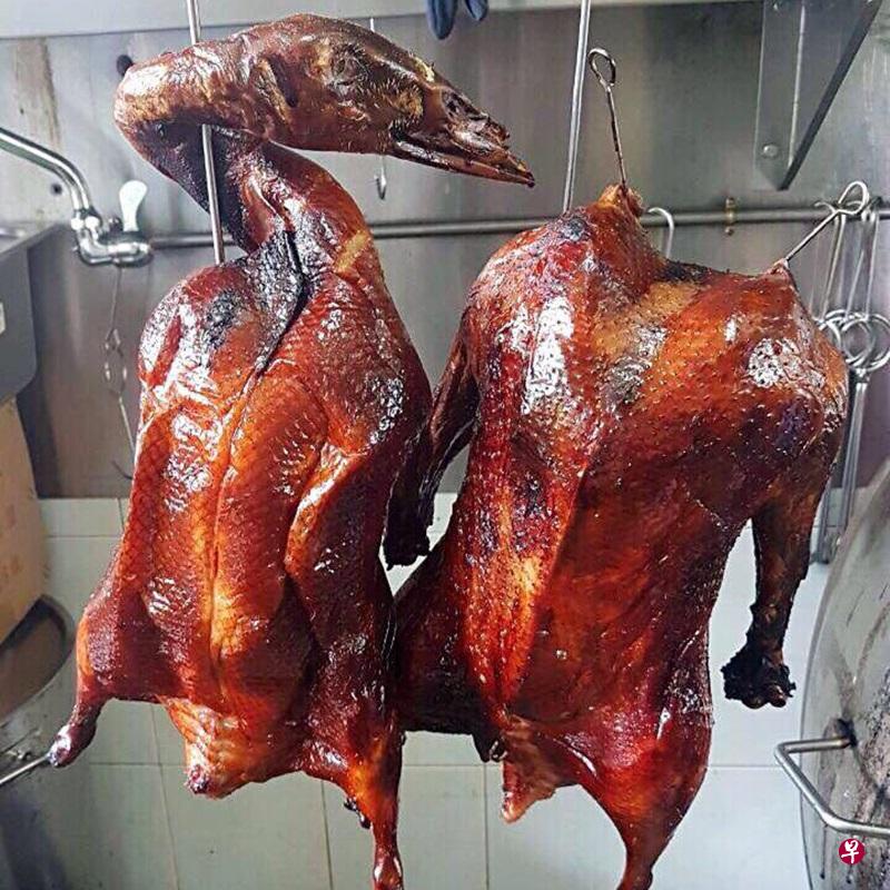 邻里烧鹅店首次推出过年烧鹅配套,30只匈牙利烧鹅(右)短时间内被预订一空,左为一般烧鸭。(受访者提供) 邻里烧鹅店首次推出过年烧鹅配套,30只匈牙利烧鹅(右)短时间内被预订一空,左为一般烧鸭。(受访者提供)