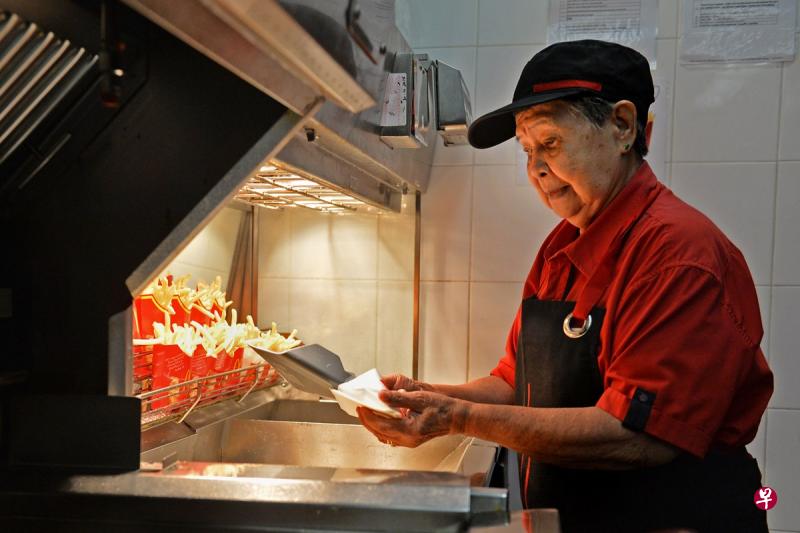 吴月英70岁时重返职场,89岁时还不言休,到麦当劳快餐店工作打发时间。(档案照) 吴月英70岁时重返职场,89岁时还不言休,到麦当劳快餐店工作打发时间。(档案照)