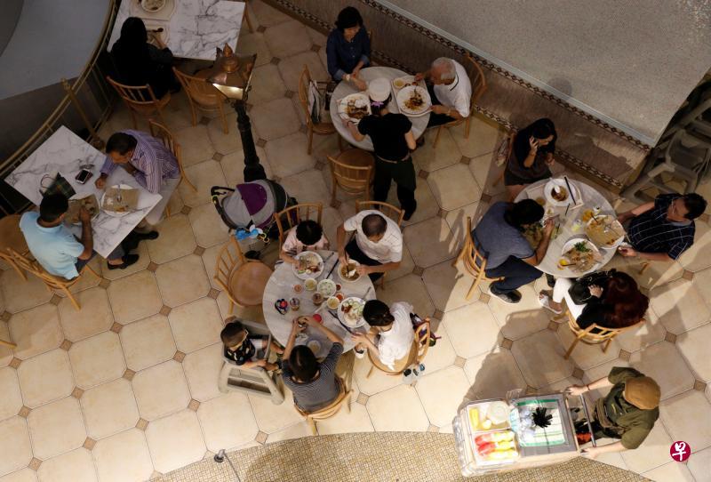 国人对饮食并不在意，多数草率吃完午餐即刻回去工作岗位。（路透社）