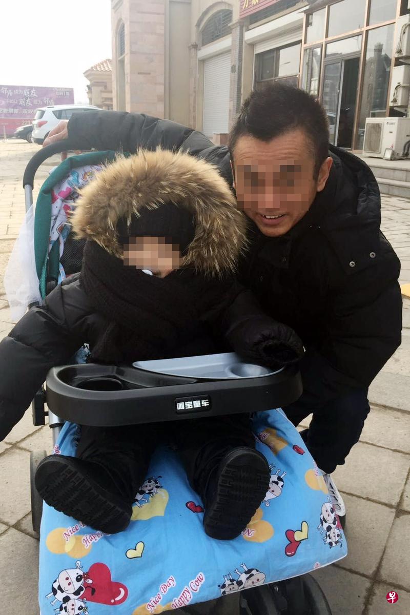 王静书表示,丈夫(右)鲜少来关心孩子。(受访者提供) 王静书表示,丈夫(右)鲜少来关心孩子。(受访者提供)