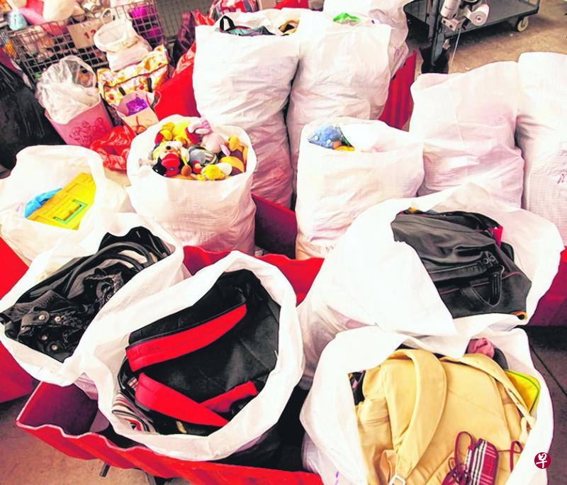 救世军每逢佳节期间,总会收到不少民众捐出的旧衣物。 (档案照) 救世军每逢佳节期间,总会收到不少民众捐出的旧衣物。 (档案照)