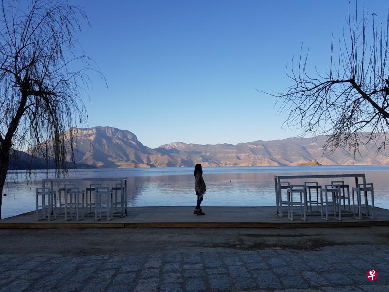 水天一色的泸沽湖,黄昏时分也美得让人不禁驻足停留。(萧子华摄) 水天一色的泸沽湖,黄昏时分也美得让人不禁驻足停留。(萧子华摄)